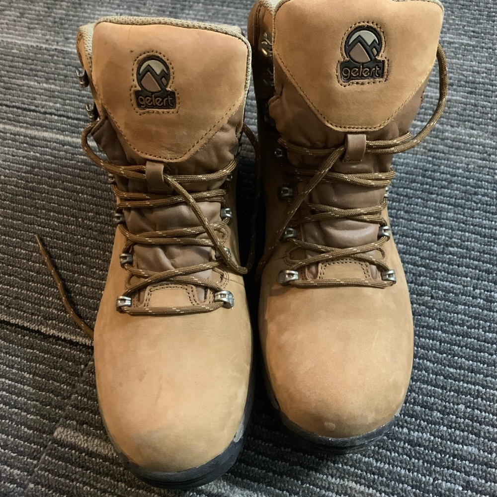 Thé new boots never used